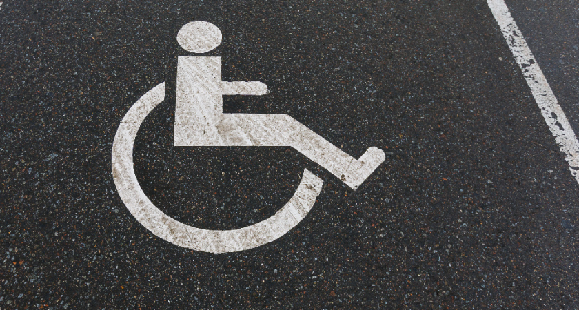 Через госуслуги и данные инвалидов: как мошенники продавали бесплатную парковку в Москве