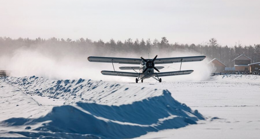 Ан-2 с 14 людьми на борту повредил шасси и крыло при посадке в Васьково