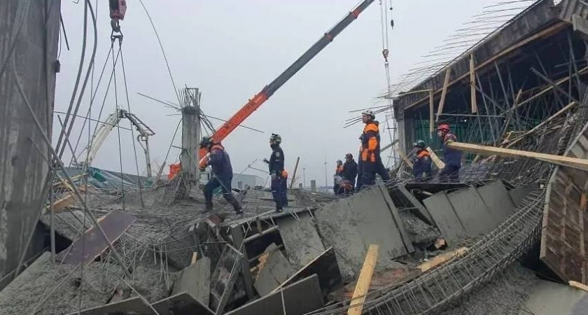 70 спасателей и 18 единиц техники: масштаб операции на месте обрушения в Южно-Сахалинске вырос в 4 раза