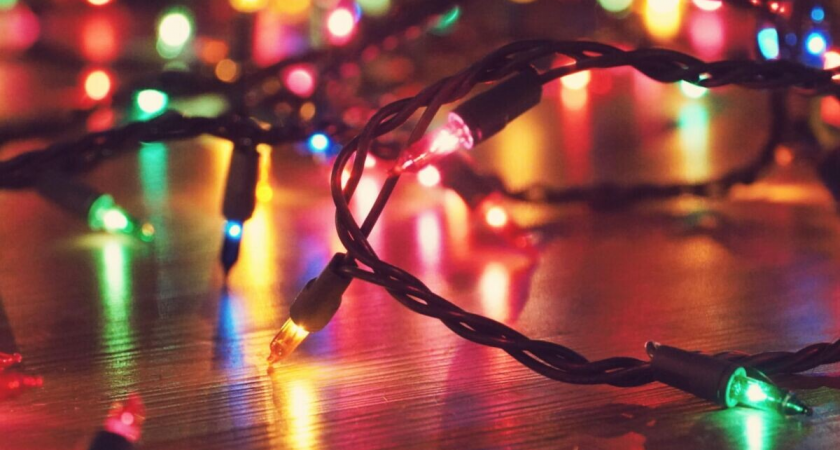 До 15 тысяч рублей штрафа: юрист назвал опасность новогодних гирлянд на окнах