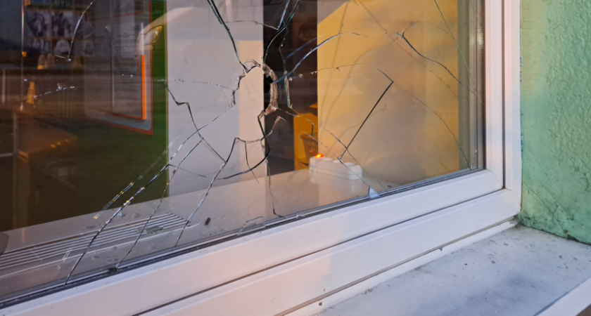 Ночная атака БПЛА уничтожила дом и повредила общежитие в Таганроге