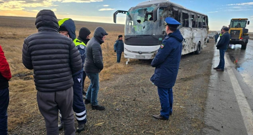 На Урале автобус перевернулся на льду: среди пострадавших двое детей