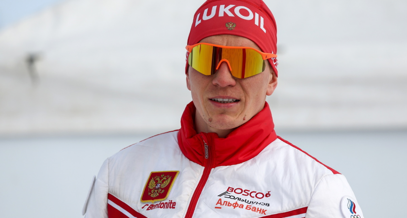 Олимпийский чемпион Большунов толкнул соперника после падения — лыжник прихрамывал, покидая стадион