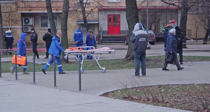 Огонь на шестом этаже: 11 человек спасли капюшонами-самоспасателями при пожаре на Пролетарском