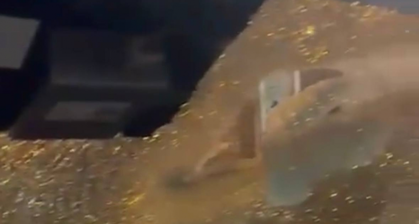 Осколок люка пробил лобовое стекло авто с детьми возле мэрии Красноярска