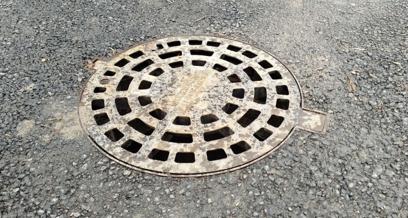 Люк пробил лобовое стекло машины с детьми у здания мэрии Красноярска