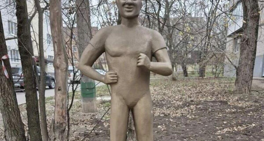 Незаконную статую Деревянко в Таганроге снесло ветром: власти не давали разрешения