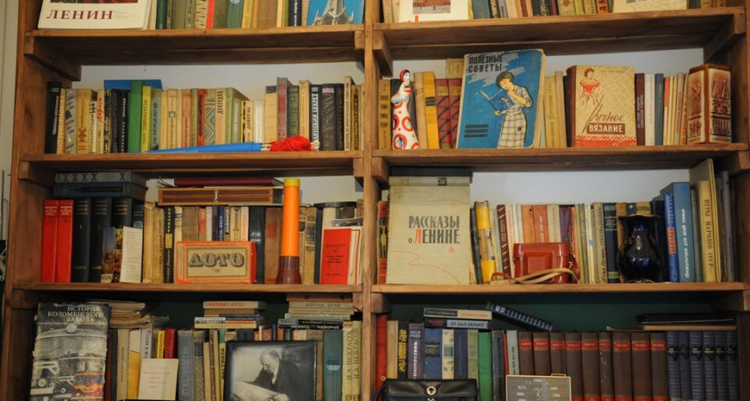 Учебники с Пушкиным выбросили из окна: школа в Балашихе устроила погром знаний