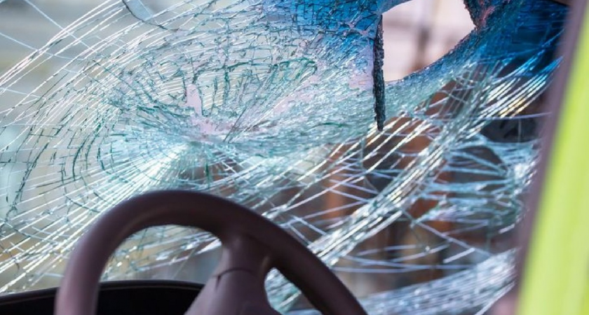 В Балашихе женщина метнула люк в припаркованную KIA — стекло разбито вдребезги