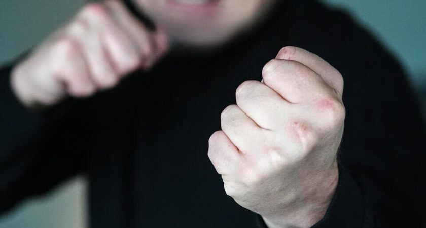 Буйный сосед разгромил машины ногами и ударил в челюсть директора театра-депутата в Ижевске