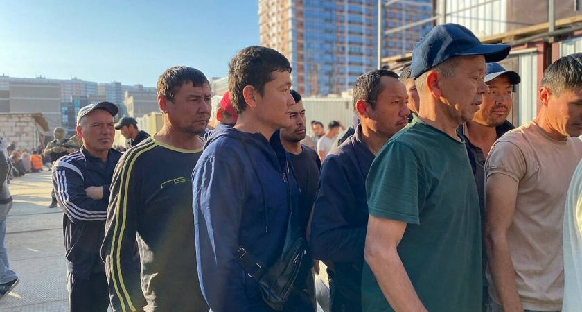 Тысяча нелегалов за миллион: в Москве накрыли подпольную фабрику фальшивых документов