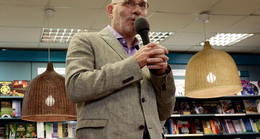 Акунину* грозит 15 лет колонии: прокурор требует добавить год к приговору по делу иноагента