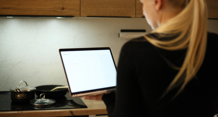 37-летняя учительница информатики из Владимирской области создала сайт с фейковыми жрицами любви