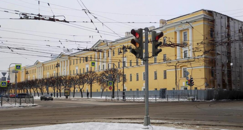 Пушечные выстрелы в центре Петербурга: академия отметила 205-летие