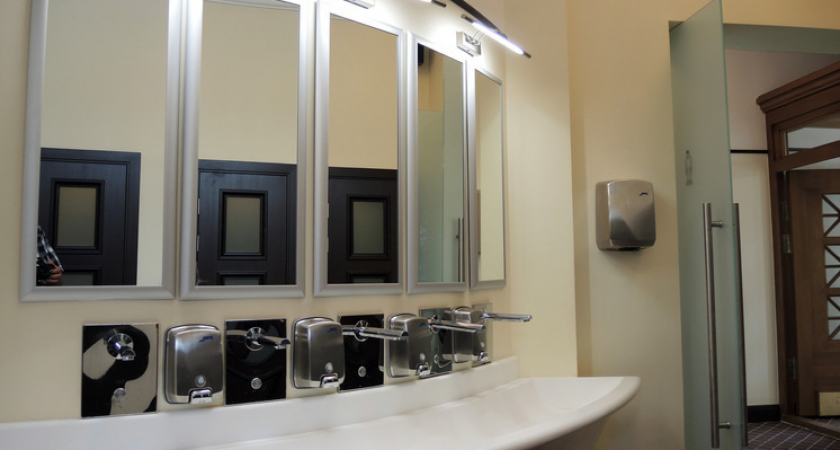 Камера под раковиной: сотрудница ломбарда уволилась после шокирующей находки