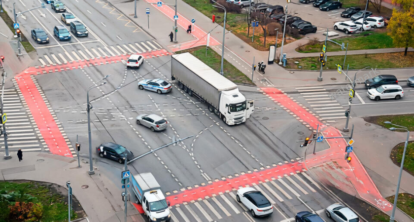 Полицейский Сметанин прыгнул в кабину фуры на ходу и спас водителя от катастрофы