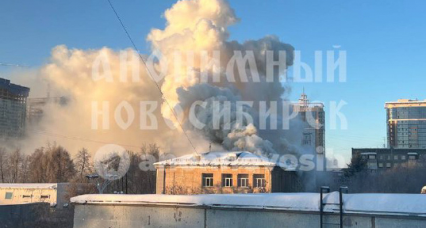 Огонь перекинулся на крышу: третий этаж педколледжа Макаренко в Новосибирске охватил пожар