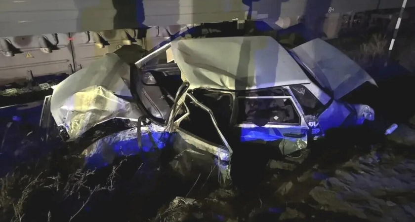 Поезд Адлер — Санкт-Петербург смял легковушку в Ростовской области: водитель чудом выжил