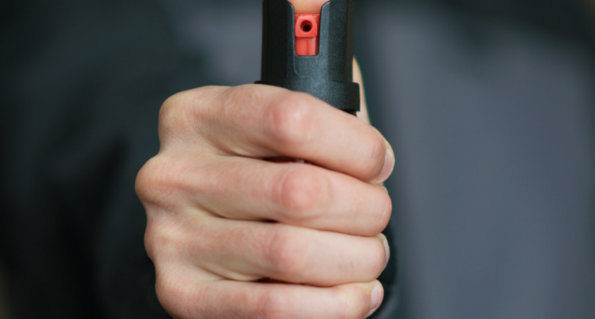 Двое мужчин устроили газовую атаку друг на друга из-за парковки в Балашихе