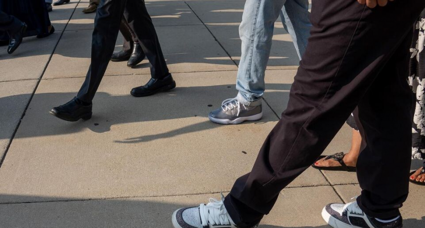 Кроссовки у двери вагона: пассажир разулся в электричке Балашиха-Москва и исчез босиком