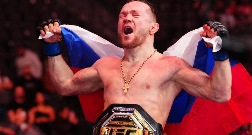 Петр Ян вернулся в Екатеринбург с чемпионским поясом UFC после драматичной победы в пятом раунде