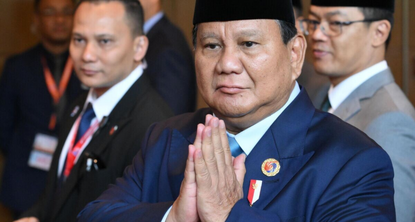 Российский флаг развевается на борту президентского самолета Индонезии в Москве