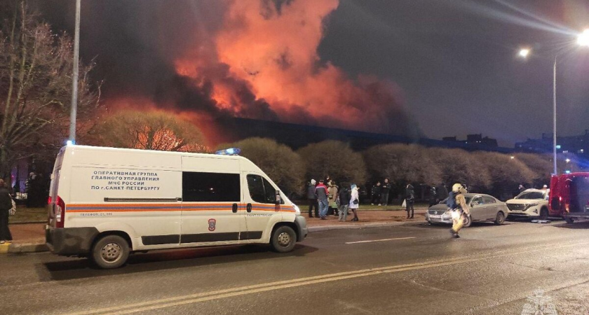 30 спасателей борются с огнем на Дыбенко: двухэтажное здание рынка охватил пожар