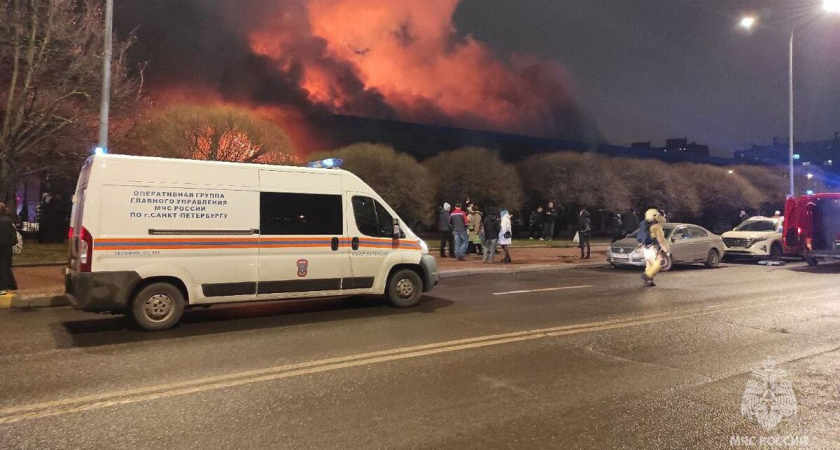 Правобережный рынок в огне: 800 кв. м охвачены пламенем, начали рушиться перекрытия