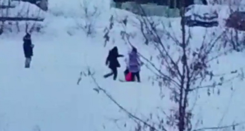 «Извините, что мы вас побили»: подростки 5 минут пинали третьеклассника, а потом «вежливо» извинились