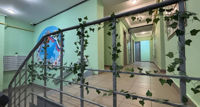 Дети Балашихи расклеили праздничные стикеры в подъездах — взрослые массово подхватывают тренд