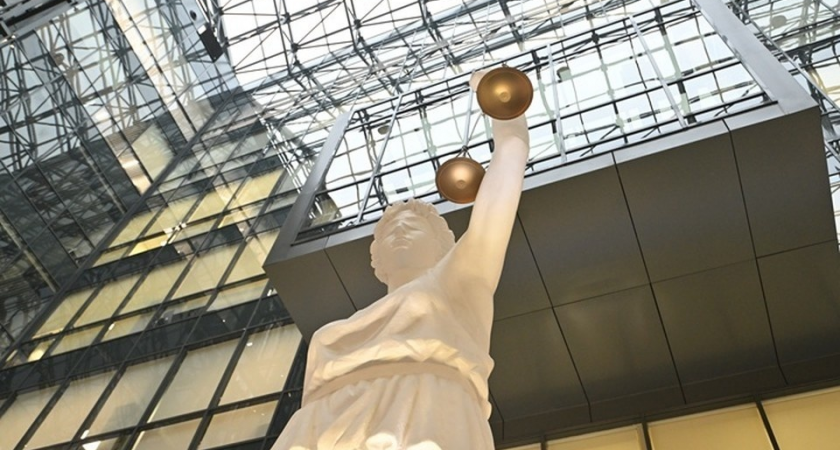 Студентка спрятала новорожденного в диван: суд пощадил 18-летнюю мать