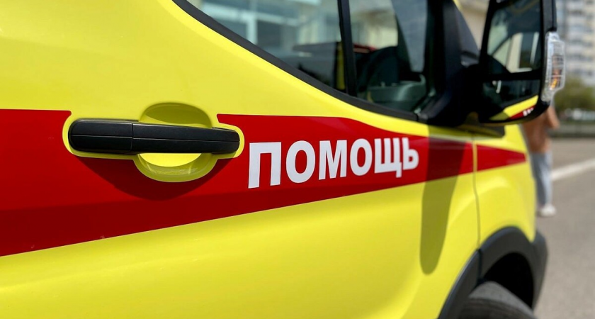 В Саратове двух подростков ранили ножом у ТЦ: полиция ищет нападавших