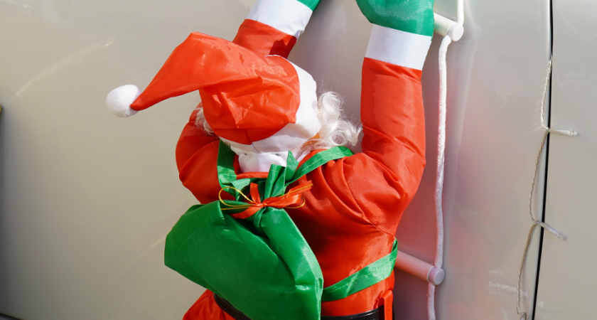 В Балашихе Дед Мороз застрял на крыше внедорожника в натуральную величину