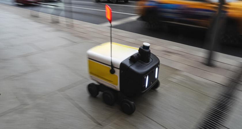 Робот-курьер атаковал с двух сторон: москвичка упала на тротуар