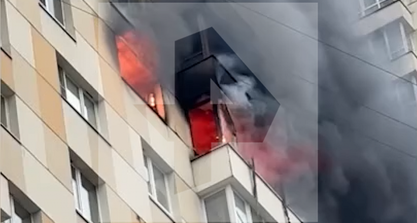 Мощный пожар охватил 15-й этаж многоэтажки на Первомайской в Москве