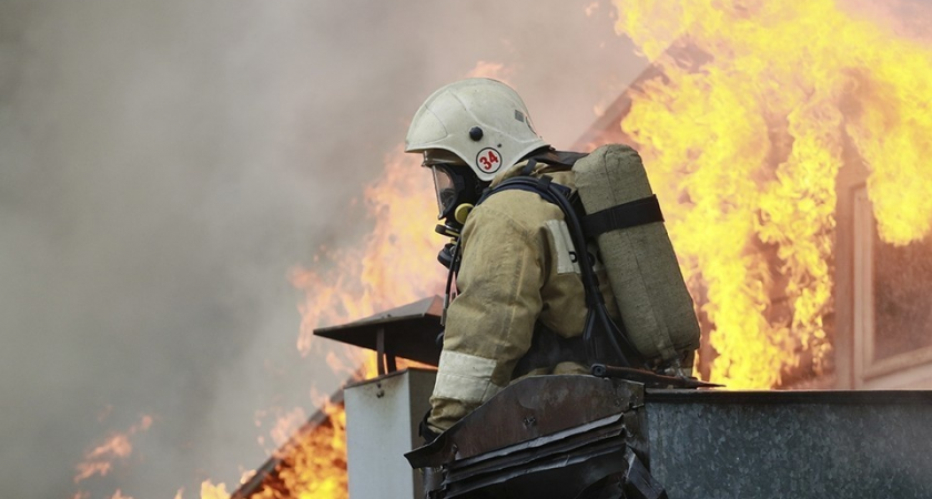 Ночная атака дронов: два причала, два судна и пожар на 1500 кв. метров в Кубани