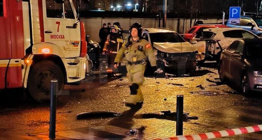 Взрыв Kia на стоянке: водитель в ловушке, повреждены семь машин