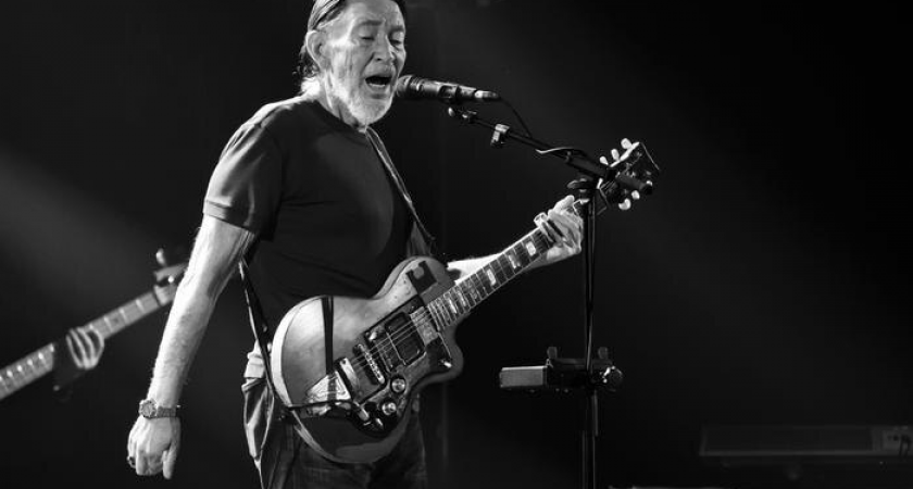 Умер Крис Ри: автор рождественского хита на 75-м году жизни