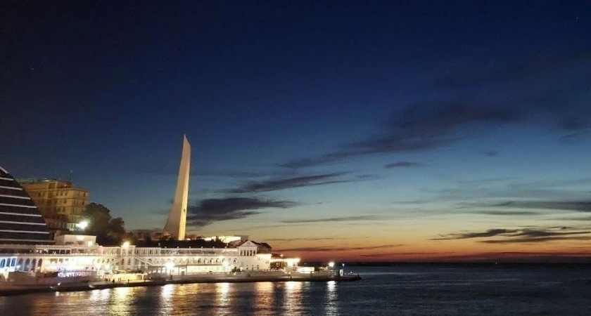 10 дронов сбиты над Севастополем: осколки подожгли домик и траву