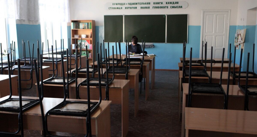 Замдиректора калужской школы уволили за анкету с матом для детей