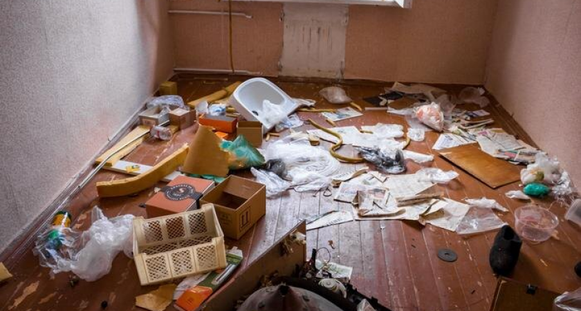 Омская пенсионерка разгромила квартиру после неудачной попытки отжать её обратно