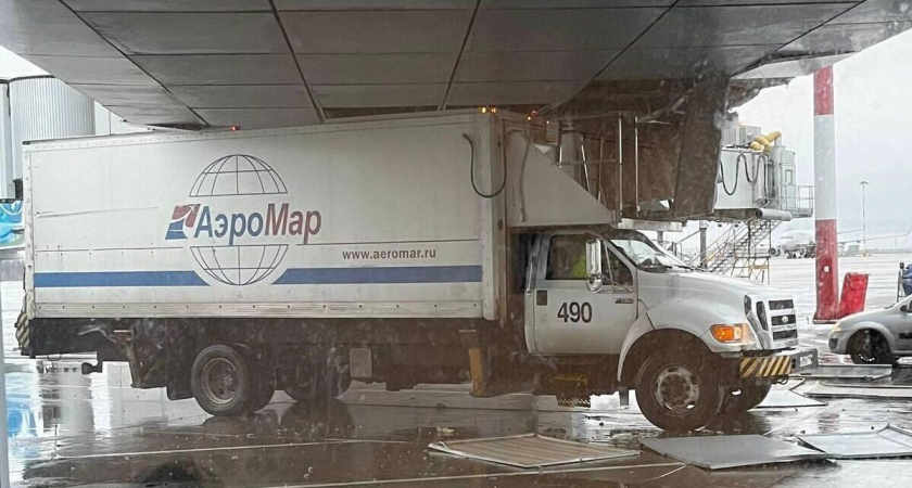 Грузовик поставщика питания застрял в проеме терминала Пулково