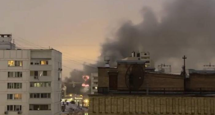 Цветочный павильон Рижского рынка охватило пламя: МЧС срочно тушит пожар