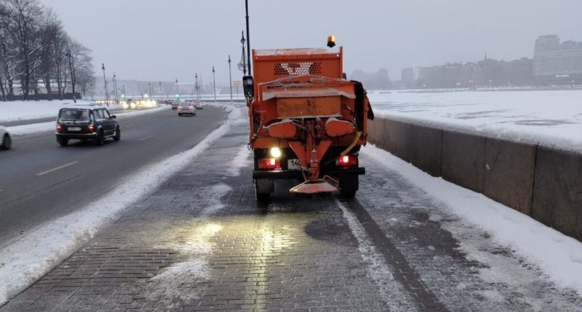 Петербург сковало льдом на 36 часов: объявлена желтая опасность