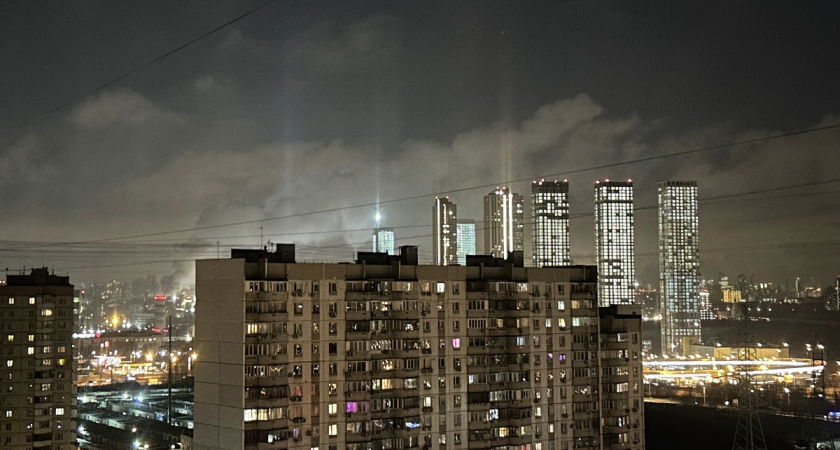 Голубые и белые столбы света пронзили небо Москвы в ночь на 24 декабря