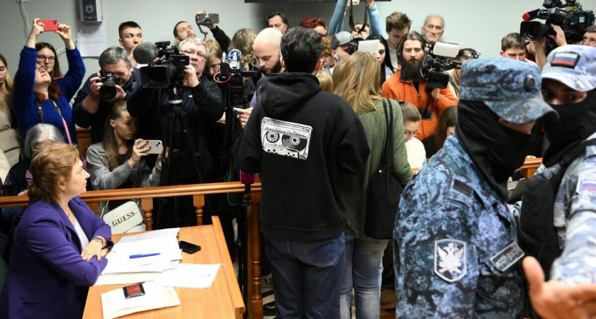 У Долиной есть квартира, два дома и участки — адвокат требует выселения