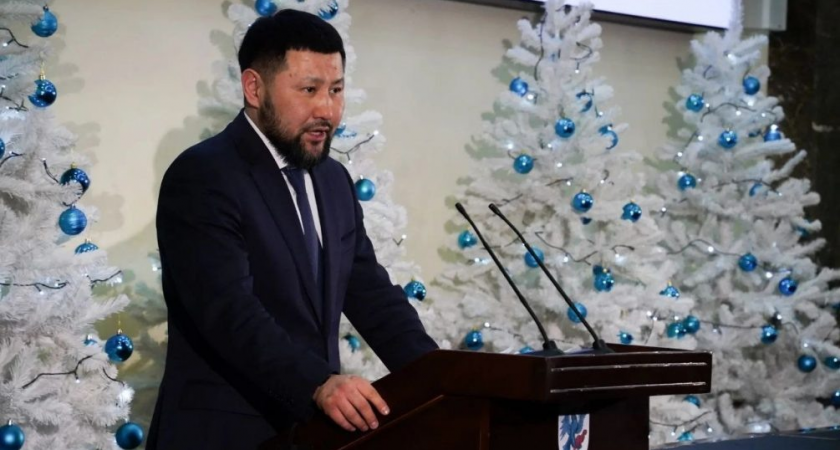 Мэр Якутска вылил элитный алкоголь в раковину и призвал дарить культуру