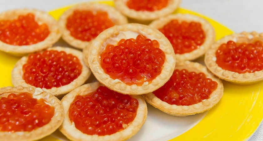 Не более 20-30 граммов в день: врач назвала опасную норму красной икры