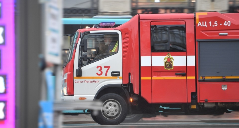 Мощный пожар охватил 100 кв. метров на Екатерингофке: введен режим БИС