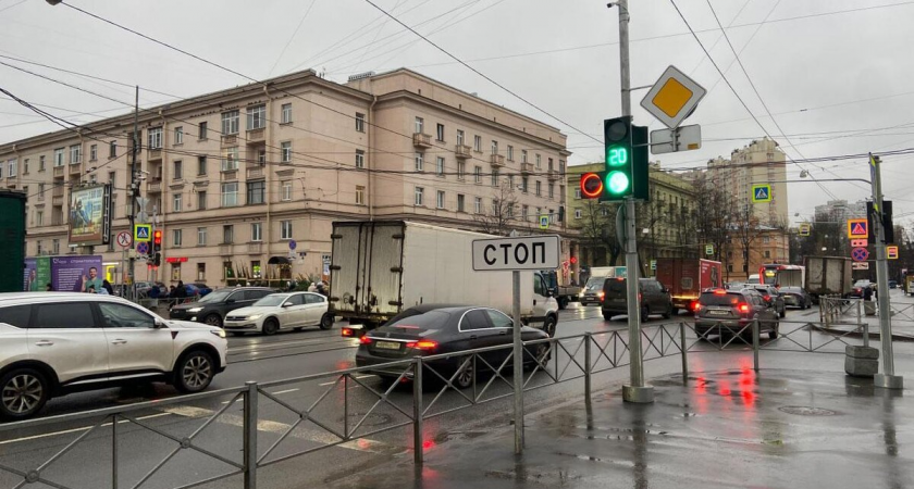 Петербург автоматизировал Обуховскую Оборону: 5 светофоров против пробок